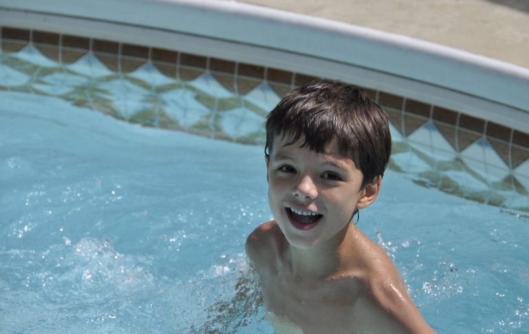 Swimming with Blue Hair: Dos and Don'ts for Chlorine Exposure - wide 1